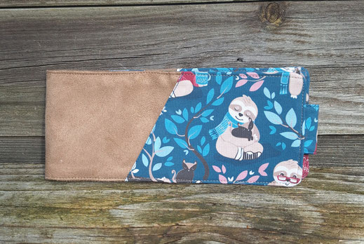 porte-chéquier horizontal femme, souche à gauche en suédine beige et tissu bleu pétrole avec des paresseux, fabrication artisanale française