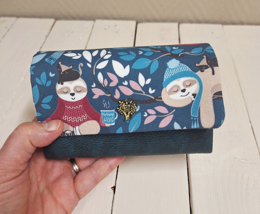 portefeuille compact moyen femme, tissu bleu pétrole avec paresseux mignons, style cosy scandinave, original pratique