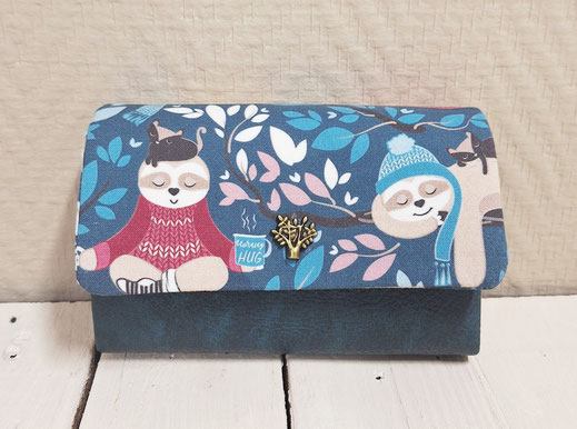 portefeuille compact moyen femme, tissu avec des paresseux mignons en hiver, faux cuir bleu pétrole, agencement original, cadeau artisanal fabriqué en Alsace