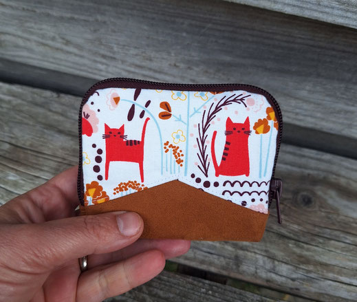 mini portefeuille femme en faux cuir effet daim cognac cuivre,tissu blanc avec des chats, porte-cartes mignon et unique, fait-main en Alsace