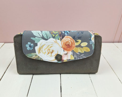 grand portefeuille plat slim femme, tissu gris avec des  fleurs et plumes, style bohème, romantique , suédine taupe similicuir brillant bronze  porte-cartes cadeau femme Noël anniversaire original pratique