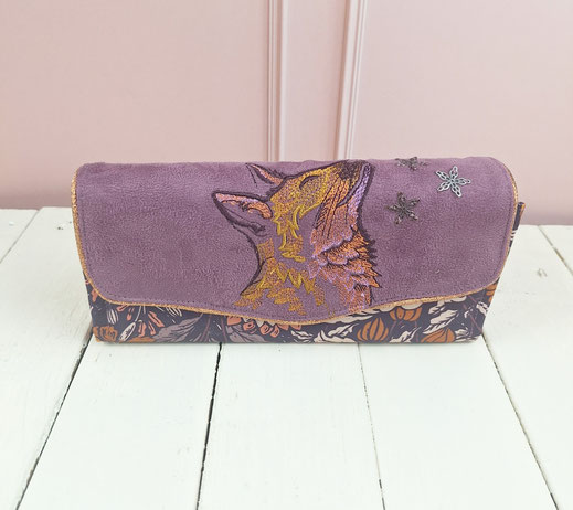 grand portefeuille brodé femme, broderie renard, tissu aubergine avec des fleurs colorées et automnales, suédine prune, idée cadeau pour femme