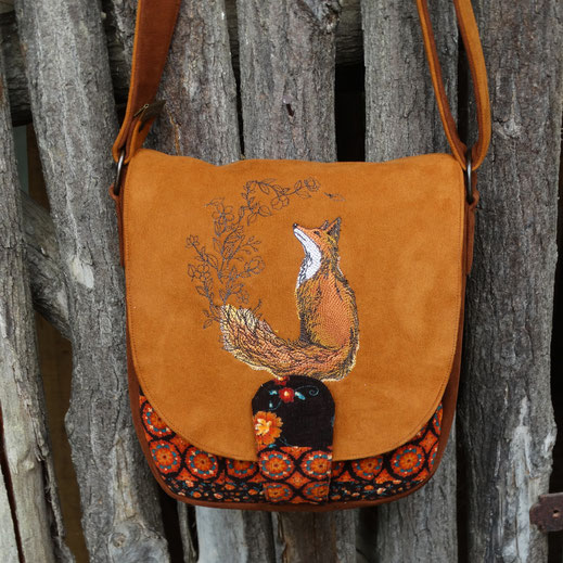sac  à bandoulière ou besace bohème pour femme avec renard en faux cuir marron avec patte pour la fermeture, velours aux couleurs automnales