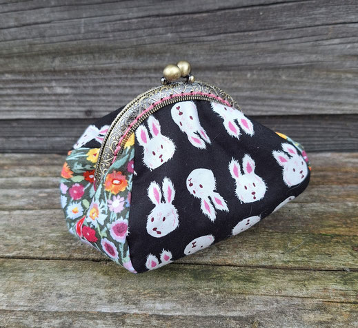 bourse vintage femme, tissu noir avec de petits lapins blancs mignons, tissu vert avec des fleurs, porte-monnaie rétro à fermoir métallique, bourse à bijoux original
