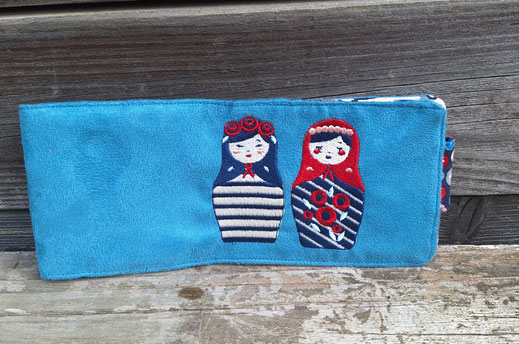 Porte-chéquier horizontal femme - souche à gauche - suédine  bleu broderie poupée russe - cadeau artisanal utile - style bohème ethnique