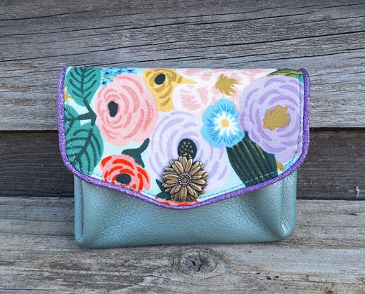 Porte-monnaie femme accordéon 3 compartiments porte-cartes tissu bleu ciel avec des fleurs colorées, faux cuir vert céladon, idée cadeau femme