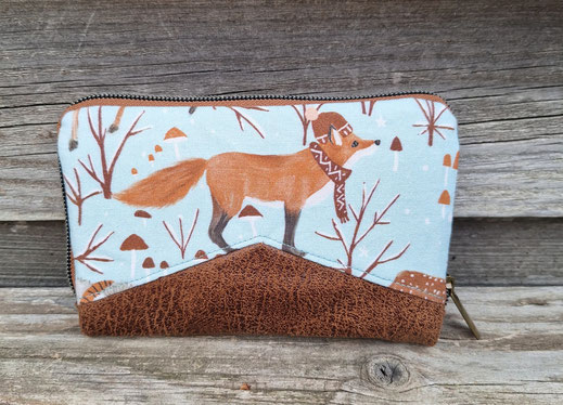 portefeuille femme, fermeture zippée, taille moyenne en faux cuir camel et tissu bleu ciel avec renard, raton laveur en hiver, mignon original, artisanal