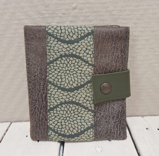Petit portefeuille compact homme, couleurs de la nature, faux cuir marron taupe, tissu kaki vert motif végétal 2 volets fait-main en France, idée cadeau fête des pères