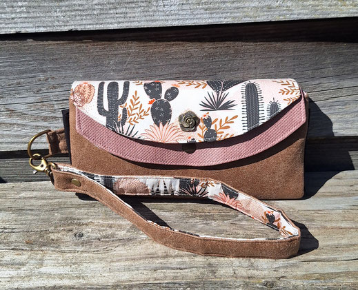 grand portefeuille porte-chéquier pour femme en faux cuir marron clair et similicuir rose, tissu blanc cassé avec des cactus, idée cadeau original, pratique et unique, artisanat d'Alsace