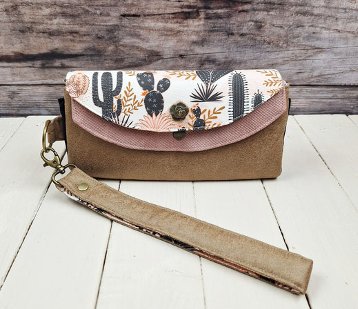 grand portefeuille porte-chéquier pour femme, faux cuir marron clair et similicuir rose, tissu blanc cassé avec des cactus, idée cadeau original, pratique et unique, artisanat d'Alsace