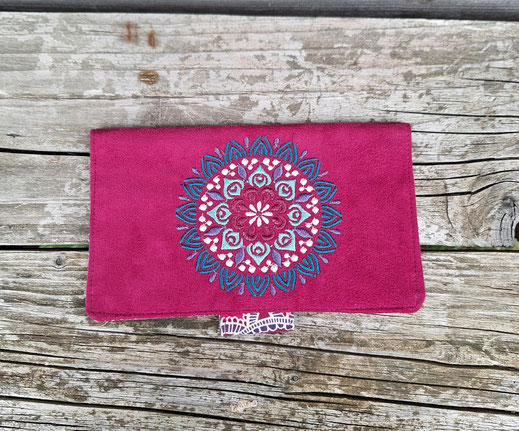 Porte-chéquier brodé  élégant femme, suédine fuchsia tissu fleuri ethnique broderie mandala, cadeau femme Noël, étui protection chéquier