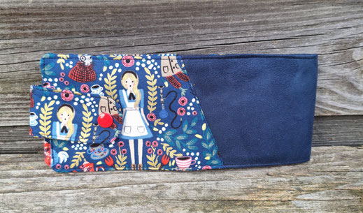porte-chéquier horizontal femme, souche à gauche, patte de fermeture, suédine bleu marine, tissu Alice au pays des merveilles, idée cadeau pour femme artisanal