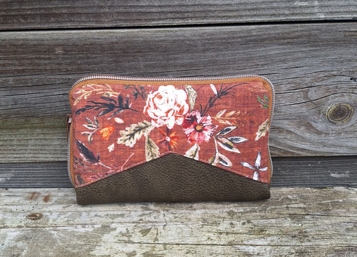 Portefeuille femme fermeture zippée, en faux cuir kaki et tissu rouille fleuri , couleurs automnales fleurs romantiques, 9 porte-cartes