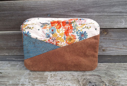 housse de protection pour tablette 10 pouces ou I pad, liège bleu, faux cuir camel, tissu blanc cassé avec des fleurs 