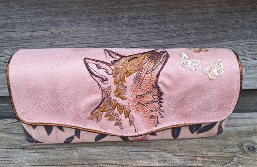 grand portefeuille femme avec broderie renard, sequin papillons, suédine vieux rose, tissu rose avec des fleurs - fabrication artisanale française - cadeau unique, original et pratique pour Noël
