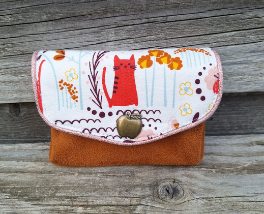 petit porte-monnaie accordéon pour femme en tissu blanc avec des chats et suédine caramel, idée cadeau unique et artisanal pour Noël