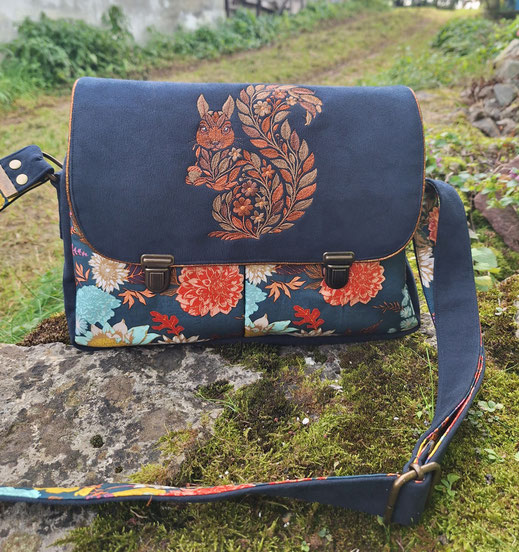 besace cartable à bandoulière brodée femme - faux cuir effet daim bleu marine - broderie écureuil - tissu thème automne avec fleurs et fougères colorées - nombreux compartiments - fait-main en France