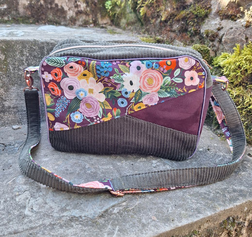 sac à bandoulière transformable en trousse de toilette velours kaki suédine prune tissu aubergine avec des fleurs, dragonne et bandoulière amovible