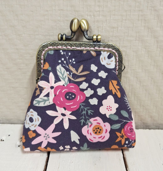porte-monnaie rétro femme , tissu bleu marine avec des fleurs, fermoir métallique bronze, bourse style vintage pour maquillage ou bijoux, idée cadeau artisanal , fête des mères, saint valentin