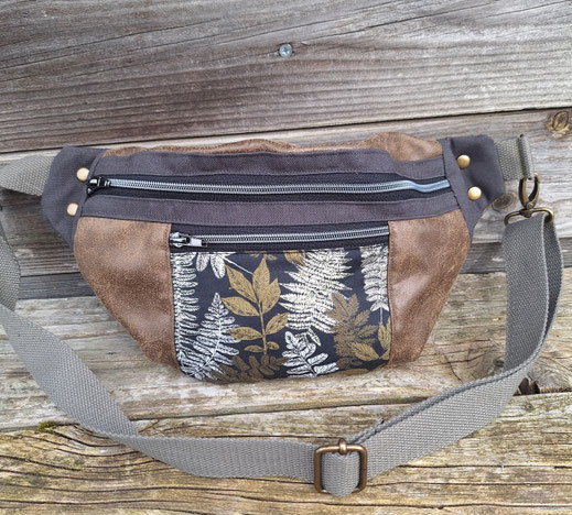 sac banane pour homme en faux cuir camel, toile coton gris, tissu noir avec des fougères , thème nature forêt, idée cadeau original pour homme