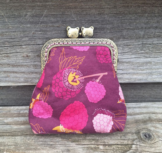porte-monnaie rétro pour femme en tissu violet avec des framboises avec fermoir métallique bronze, bourse à bijoux vintage, rangement petit accessoire, idée cadeau unique, artisanal