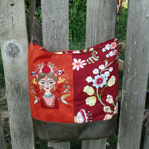 sac seau femme, faux cuir kaki, tissu rouge avec des fleurs, broderie Frida Kahlo, suédine orange, folklore mexicain