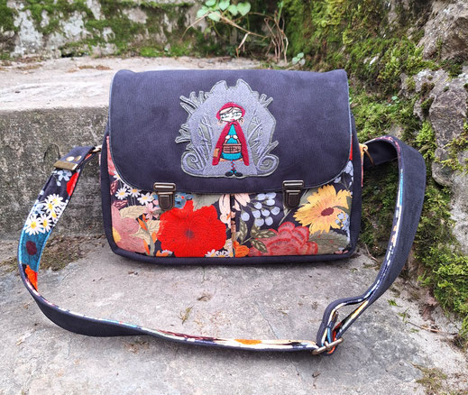 besace cartable à bandoulière femme - sac original et pratique inspiré du conte du chaperon rouge - faux cuir effet daim noir - velours ras fleuri - idée cadeau de Noël, anniversaire - artisanat français
