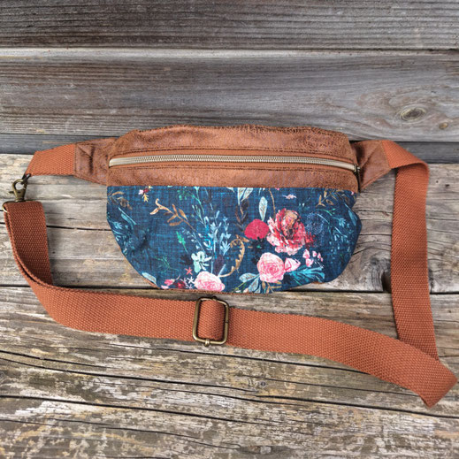 sac banane bohème en faux cuir camel et tissu bleu pétrole avec fleurs sauvages, fabrication artisanale française 