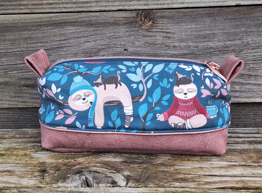 trousse multifonctions pour femme en faux cuir vieux rose et tissu bleu pétrole avec des paresseux, trousse à crayons et stylos mignonne, idée cadeau fille, adolescente femme, fait-main en Alsace