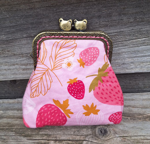 mignon porte-monnaie rétro pour femme, bourse vintage, tissu rose avec des fraises, fermoir métallique bronze avec des oursons, idée cadeau artisanale