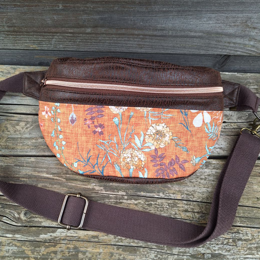 sac banane femme en faux cuir marron, tissu jaune orange avec fleurs sauvages 2 compartiments, style coloré et bohème
