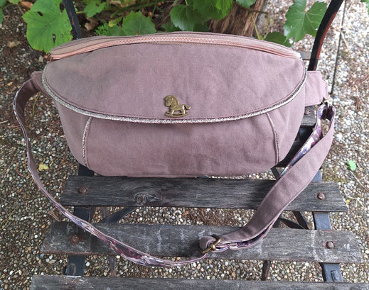 grand sac banane originale pour femme avec poche sous rabat , toile de coton épaisse figue , passepoil scintillant, style bohème boho