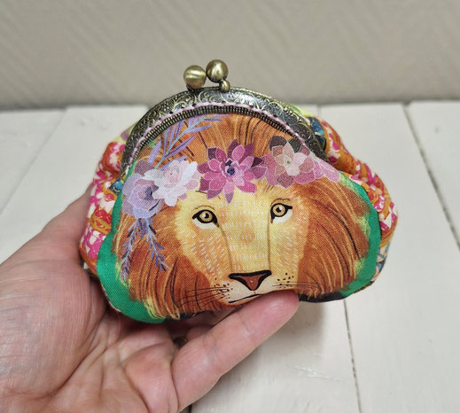 Bourse vintage femme, porte-monnaie retro tissu coloré avec des animaux : lion et girafe,  tissu avec rayures dans un style bohèmenimaux, fermoir métallique bronze, cadeau de Noël original et pratique