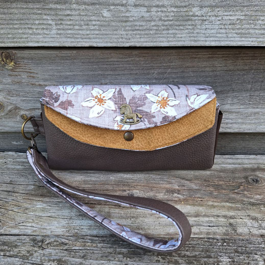 grand portefeuille porte-chéquier pour femme, pochette clutch, en faux cuir marron et tissu taupe avec des fleurs, idée cadeau unique et pratique
