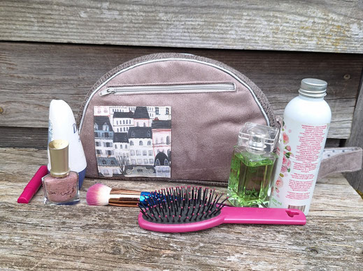 Trousse de toilette femme à suspendre,  suédine beige similicuir taupe  tissu gris immeuble ville étoile Paris  cadeau de Noël  saint valentin, style bohème