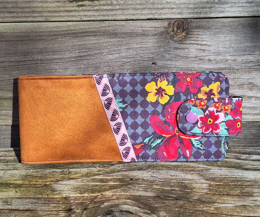 porte-chéquier horizontal femme, souche à gauche, suédine caramel, tissu gris et violet, ruban tissé, porte-chéquier coloré, idée cadeau original et pratique