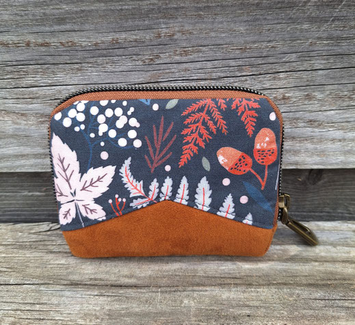 mini portefeuille femme en faux cuir cognac et tissu noir avec des fleurs et fougères, thème automne, automnal, porte-cartes pratique et original, fabrication artisanale française