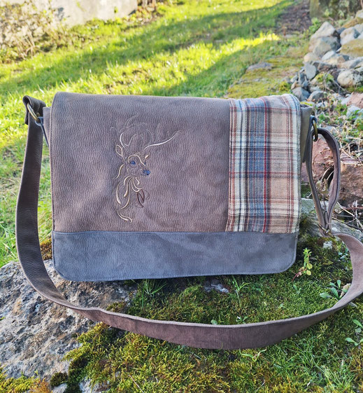 grande besace homme, sac à bandoulière brodé homme ou mixte, , broderie cerf, thème nature forêt, faux cuir taupe, tissu tartan beige