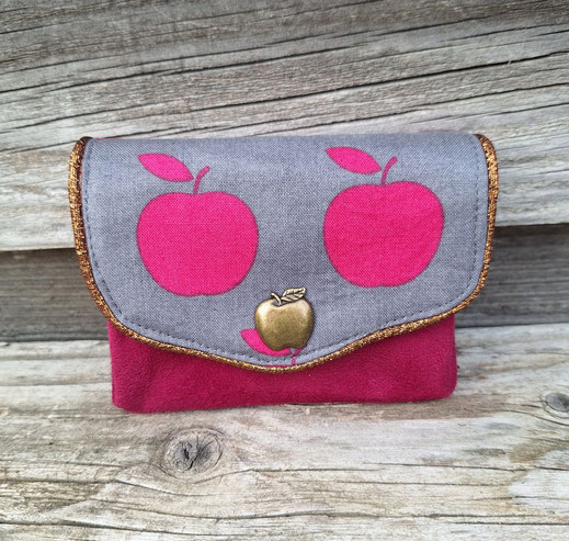 porte-monnaie à soufflet pour femme, tissu gris avec des pommes, suédine fuchsia, idée cadeau Noël , anniversaire, accessoire coloré pour l'automne