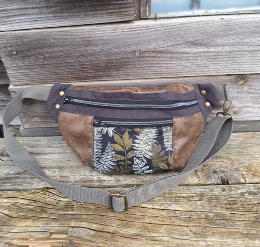 grand sac banane pour homme ou mixte en faux cuir kaki ocre, tissu noir avec un imprimé fougères et forêt, toile de coton grise, cadeau original pour homme amateur de forêt et de nature