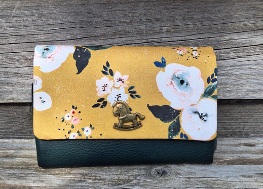 portefeuille femme taille moyenne en faux cuir vert bouteille et tissu jaune avec des fleurs, couleurs de l'été et du printemps, création artisanale française, artisanat