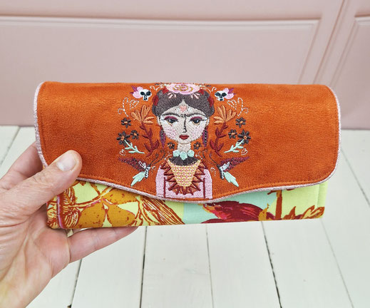 grand portefeuille brodé femme, broderie Frida Kahlo, fabrication artisanale française, suédine orange, idée cadeau fête des mères, Noël anniversaire tissu vert d'eau avec fleurs automnales, portefeuille bohème et coloré