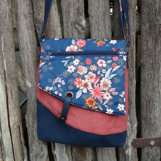 grande besace femme, sac à bandoulière, velours grosses cotes, tissu bleu marine avec grandes fleurs, nombreux compartiments, idée cadeau femme, fête des mères