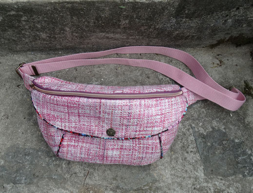 grand sac banane pour femme XL - tweed rose - tissu en coton noir avec des fleurs - poche avec rabat - nombreux compartiments, bouton fleur, idée cadeau Noël original pratique utile
