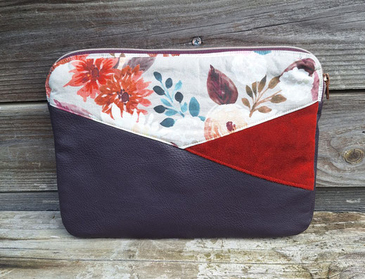 housse de protection pour tablette 13 pouces ou I PAd , protection pour livre en faux cuir aubergine, tissu gris avec des fleurs, suédine orange, housse  renforcée par de la mousse