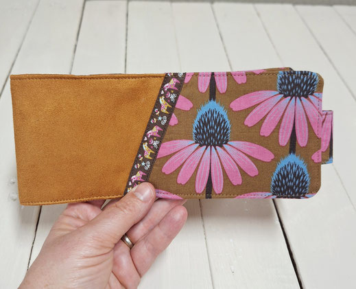 porte-chéquier horizontal femme, protection pour chéquier souche à gauche fabriqué artisanalement en France, suédine caramel, tissu camel avec des fleurs