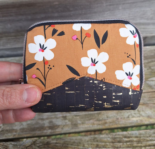 mini portefeuille zippé pour femme en liège noir et or, tissu jaune ocre avec des fleurs, mignon, pratique