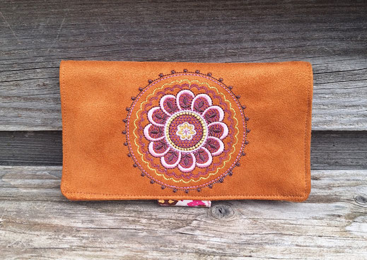 porte-chéquier brodé pour femme, suédine caramel, broderie médaillon avec des fleurs, artisanat français