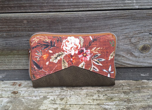 Portefeuille femme fermeture zippée, en faux cuir kaki et tissu rouille fleuri , couleurs automnales fleurs romantiques, 9 porte-cartes