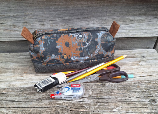 trousse à crayons et stylos pour homme, fourre-tout , trousse de toilette, faux cuir anthracite, tissu gris foncé avec des rouages, idée cadeau original, pratique pour Noël, rentrée, anniversaire